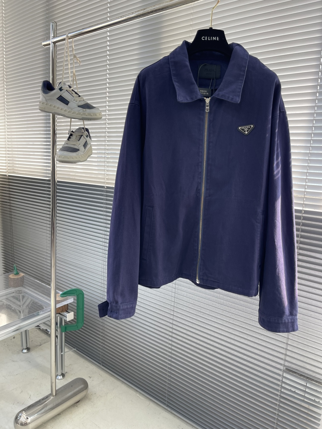 -PRAD 套染牛仔拉链外套纯棉牛仔白棉布匹。成衣克重约为460克。成衣套染，该款工艺先用于白色纯棉布做