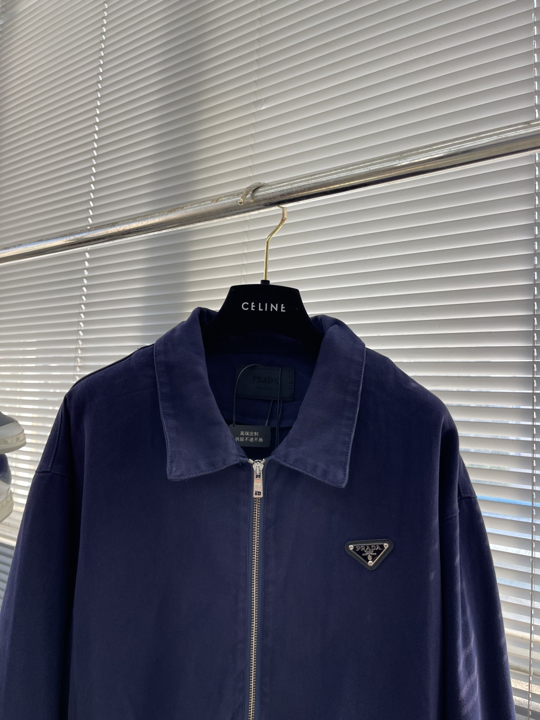 -PRAD 套染牛仔拉链外套纯棉牛仔白棉布匹。成衣克重约为460克。成衣套染，该款工艺先用于白色纯棉布做