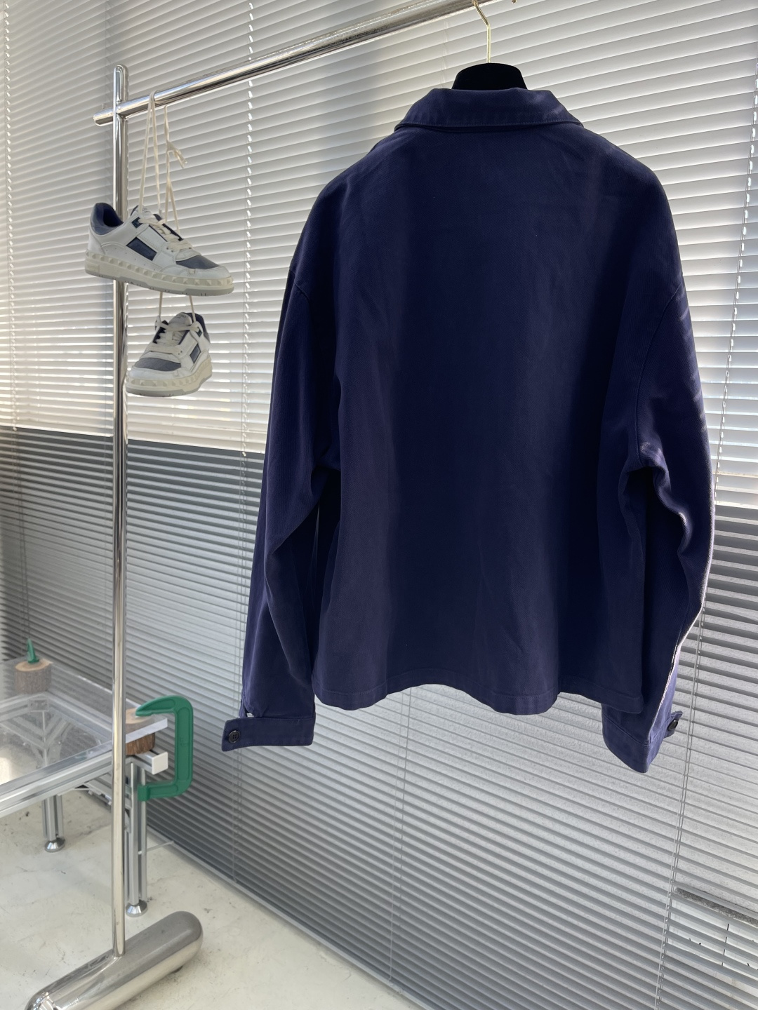 -PRAD 套染牛仔拉链外套纯棉牛仔白棉布匹。成衣克重约为460克。成衣套染，该款工艺先用于白色纯棉布做