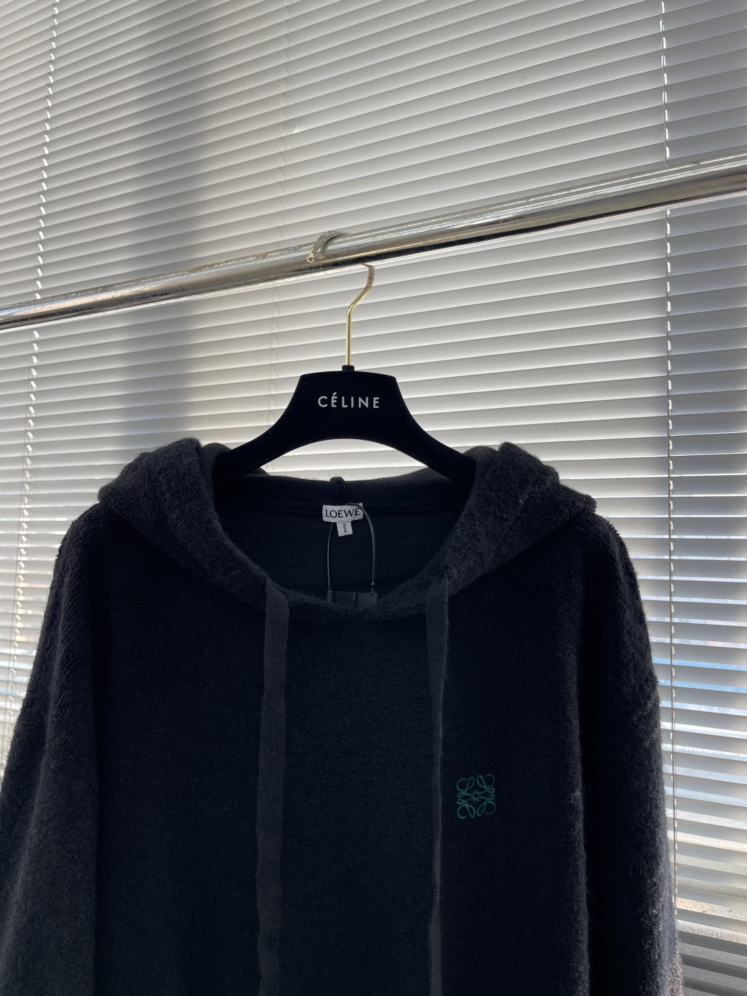 -LOEW 刺绣小标羊毛圈针织帽衫采用55美丽奴羊毛圈面料，搭配45%比例棉纱混汸织出。采衣上身效果立体