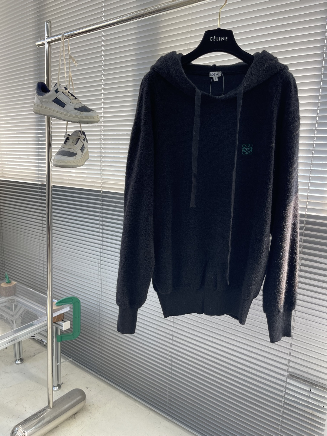 -LOEW 刺绣小标羊毛圈针织帽衫采用55美丽奴羊毛圈面料，搭配45%比例棉纱混汸织出。采衣上身效果立体