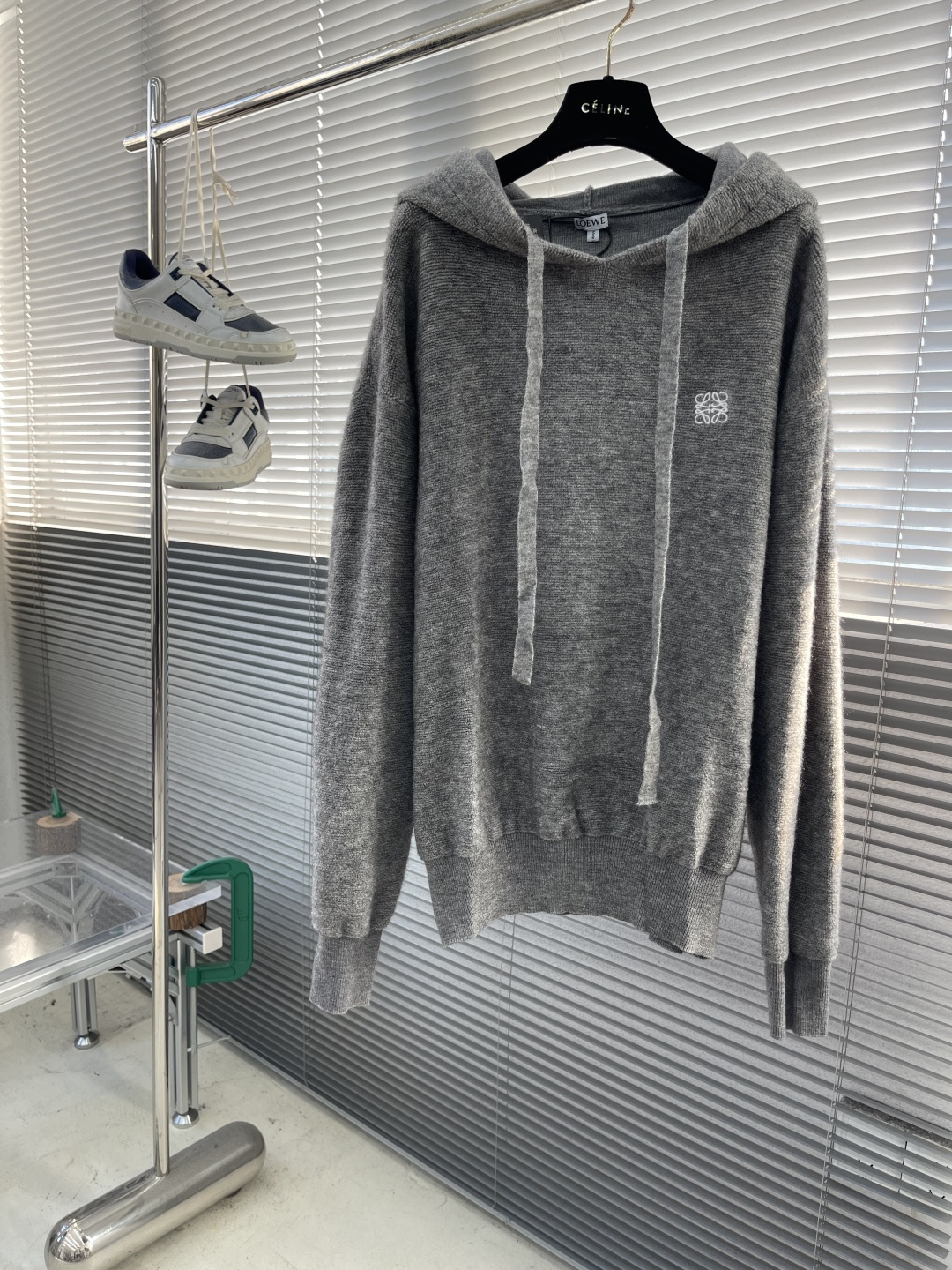 -LOEW 刺绣小标羊毛圈针织帽衫采用55美丽奴羊毛圈面料，搭配45%比例棉纱混汸织出。采衣上身效果立体