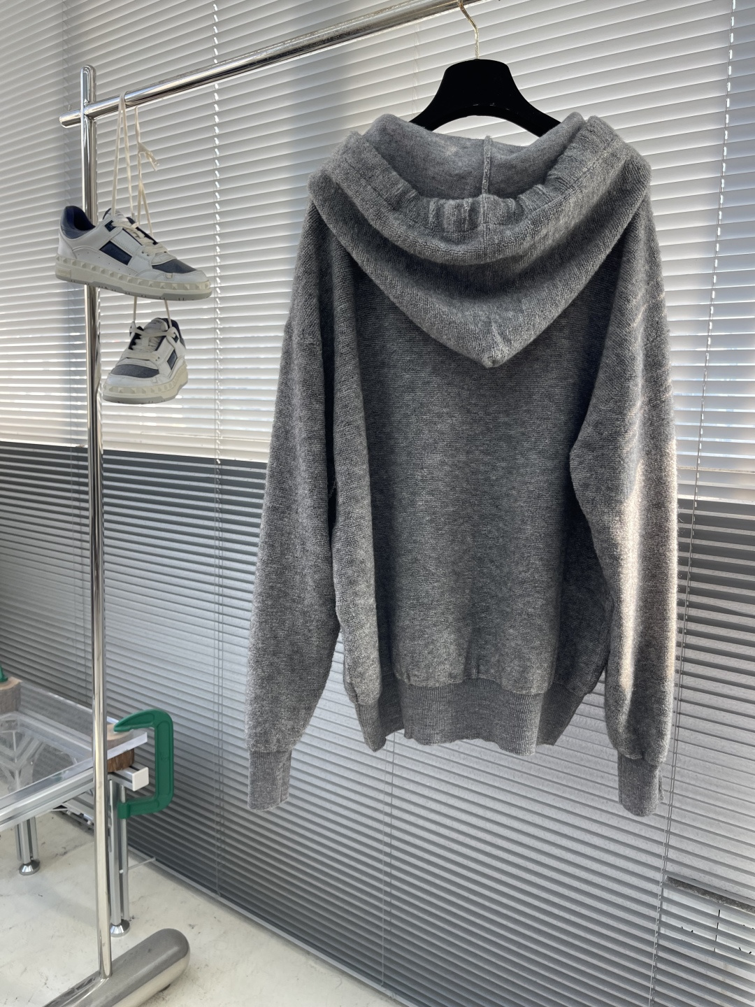 -LOEW 刺绣小标羊毛圈针织帽衫采用55美丽奴羊毛圈面料，搭配45%比例棉纱混汸织出。采衣上身效果立体