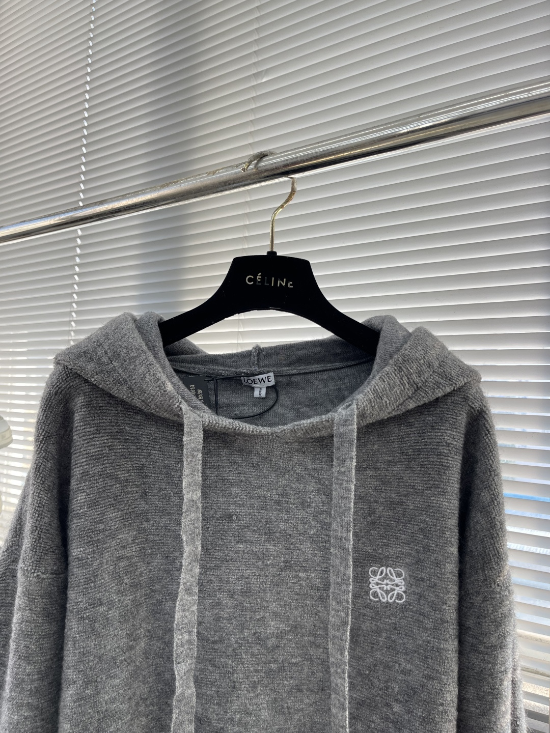 -LOEW 刺绣小标羊毛圈针织帽衫采用55美丽奴羊毛圈面料，搭配45%比例棉纱混汸织出。采衣上身效果立体