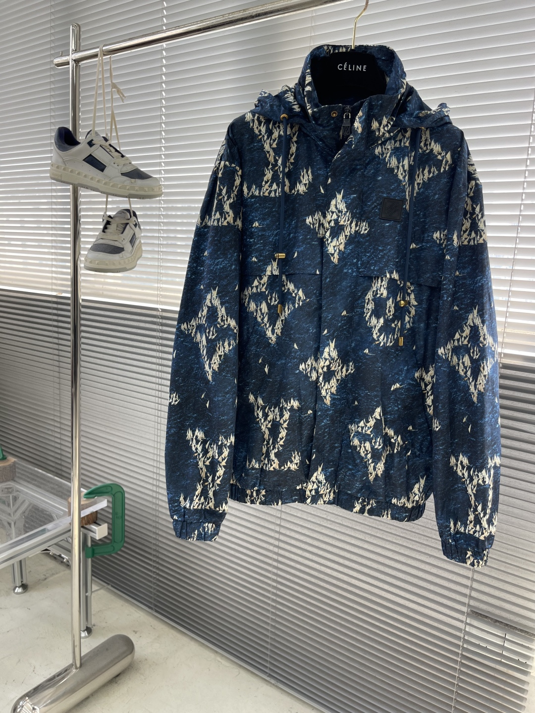 NO:547760,-Dou Brand 25 new MONOGRAM printed windproof jacket This windproof jacket is made of light and technological fabric, and uses Monogram Regatta to depict the scene of the pocket fleet sailing on the blue water. Marque L.Vuitton Déposée rubber patches embellish the chest, and the adjustable hood can be used to facilitate the collar. The elastic cuffs and hem are equipped with breathable holes under the arms, and a hidden zipper front closure side pocket. This jacket has a cool upper body effect!  Count 46 48 50 52 Clothes length 70727476 Bust 122126 130 134 Shoulder width 5253.5 55 56.5,,louis vuitton,jackets & coats,hats,alexander wang19860909-驴牌 25新款MONOGRAM印花防风夹克 此款防风夹克取材轻盈科技面料,以Monogram Regatta图案描摹袖珍船队于蔚蓝水面扬帆起航的情景.Marque L.Vuitton Déposée 橡胶贴饰点缀胸前,可调节风帽方便收入衣领.弹力袖口和下摆,手臂下方配有透气孔眼,隐藏式拉链前襟侧袋,这款夹克上身效果超酷！ 码数46 48 50 52 衣长70727476 胸围 122126 130 134 肩宽5253.5 55 56.5,,louis vuitton,jackets & coats,hats,alexander wang,Men's clothing