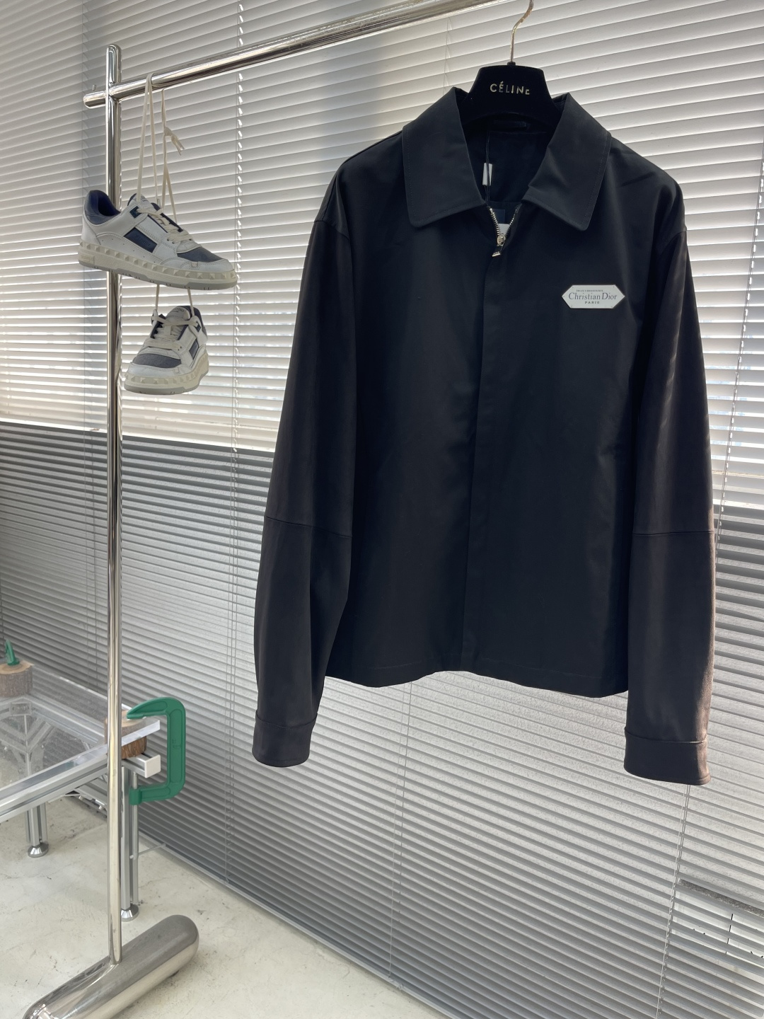 NO:743486,The highest version on the market, the girl will inspect the goods, trim the three marks on the threads, and ship the goods. You can post pictures and take videos. If you want quality or service, please add me on WeChat. We will not accept urgent orders. -Dio new lapel jacket  Made of sheepskin spliced cotton fabric, the fit is loose and drapey, business casual. A patch patch is hand-embedded on the left chest, invisible inner pockets on both sides of the inside, adjustable buckles on both sides of the waist, covered cuffs design, super texture, double zipper opening and closing in the front, middle, upper and lower, and the overall workmanship is top-notch 99.99% restored. Accessories, three-label 11 development. Size 46 48 50 52 Length 67.5 69  70.5 72 Bust 120119860909市面最高版本小妹验货、修剪线头上三标、发货可发图及拍视频,要品质要服务的加我微信,不接急单. -Dio 新品翻领夹克外套 采用羊皮绒拼接棉质面料,版型宽松,有垂感,商务休闲.左前胸手工嵌入贴片章仔,内里两侧隐形内袋,腰身两侧饰有调节扣束腰,袖口包扣设计,质感超强,前中上下双拉链开合,整体做工堪称顶级99.99％还原.辅料、三标11开发. 码数46 48 50 52 衣长 67.5 69 70.5 72 胸围 120124 128 132 肩宽51535557,迪奥-服装,dior,dior,jackets & coats,jackets & coats,sheepskin,,Women's clothing