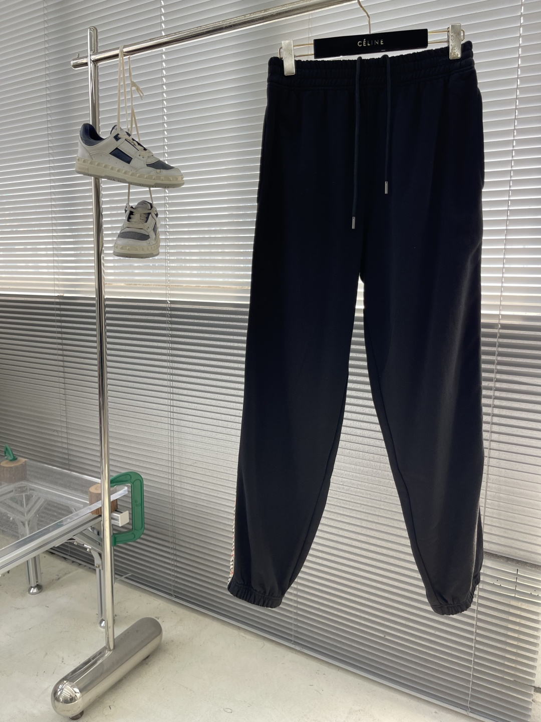 NO:743581,The highest version on the market, the girl inspects the goods, trims the three marks on the threads, and delivers the goods. You can send pictures and videos. If you want quality and service, please add me on WeChat. We will not accept urgent orders. - BBR plaid webbing embroidered sweatpants are made of single-sided fish scale fabric woven with cotton as the base. The front is a smooth knitted surface, and the skin-contacting surface is formed into three-dimensional terry through the floating knitting technology of the knitting machine to increase the fluffiness.  At the same time, it feels delicate to the touch. The terry structure absorbs a lot of water and evaporates quickly, so it is not easy to loosen and deform after repeated washing. The single-color flat embroidery on the back patch bag body uses the high-precision calculation system of the computer embroidery machine to control the coordinated operation of the machine head, needle bar, and bobbin. The fabric frame moves accurately in the horizontal and vertical directions to form a stitch track. The upper and lower thread tensions are adjusted to ensure that the stitches are smooth and free of floating lines, forming a fine pattern with an error of ±0.1mm.  The fabric is evenly humidified by steam, extruded with heated rollers and elastic rubber blankets, forcing the fibers to shrink, and finally cooled by cold air to fix the shape. After treatment, the shrinkage rate is controlled within 3. Size S M L19860909市面最高版本小妹验货、修剪线头上三标、发货可发图及拍视频,要品质要服务的加我微信,不接急单. -BBR饰格纹织带刺绣运动裤 采用棉为基底编织而成的单面鱼鳞布面料,正面为平滑的针织面,触肤面通过针织机的浮线编织技术形成立体的毛圈,增加蓬松感, 同时触感细腻.毛圈结构吸水量大且蒸发快,多次洗涤不易松散变形. 后贴袋体之上的单色平绣通过电脑绣花机高精度的计算系统控制机头、针杆、线轴的协同作业,布料框架在水平和垂直方向精准移动,形成针迹轨迹,调整上线和下线张力,确保线迹平整无浮线,形成误差在±0.1mm的精细图案. 面料经蒸汽均匀加湿,用加热后的辊筒与弹性橡胶毯挤压,迫使纤维回缩,最后通过冷风降温固定形态.经过处理之后将缩水率控制在3以内 码数S M L XL 尺码裤长坐围腰围 S106 108 70  M108 11274 L 110 11678  XL 112 120 82,博柏利-服装,,Women's clothing