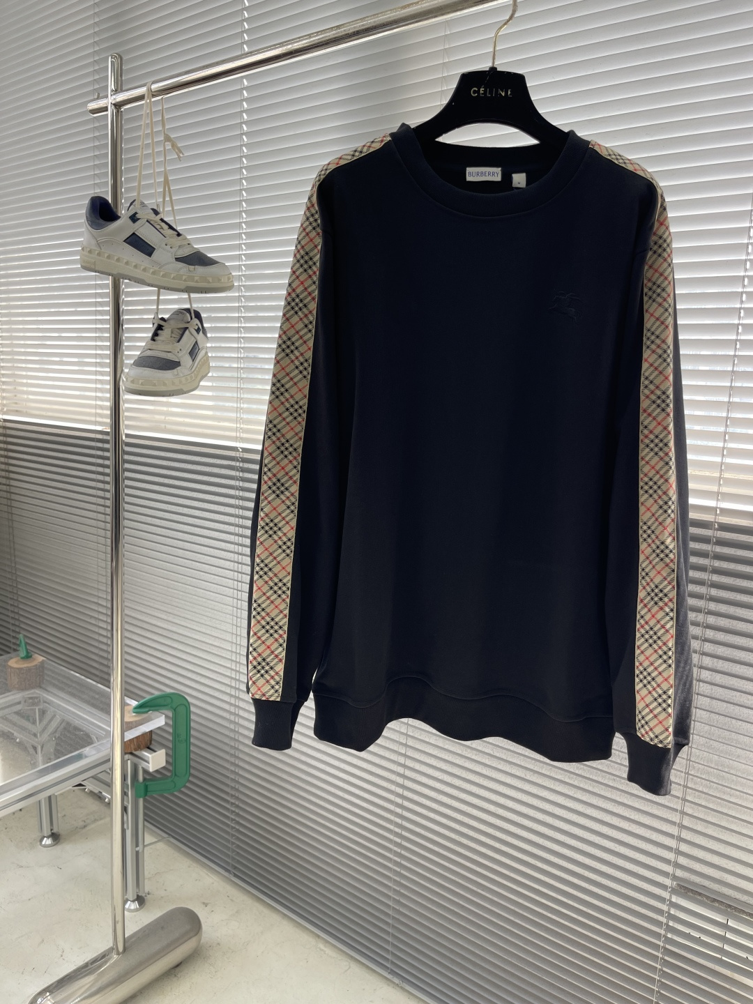 NO:743573,The highest version on the market, the girl inspects the goods, trims the three marks on the threads, and delivers the goods. You can post pictures and take videos. If you want quality and service, please add me on WeChat. We will not accept urgent orders. -BBR ribbon trim round neck sweatshirt is made of single-sided fish scale fabric woven with cotton as the base. The front is a smooth knitted surface, and the skin-contacting surface is formed into three-dimensional loops through the floating knitting technology of the knitting machine to increase the fluffiness.  At the same time, it feels delicate to the touch. The terry structure absorbs a lot of water and evaporates quickly, so it is not easy to loosen and deform after multiple washings. By actively intervening in the shrinkage potential of cotton fibers, the fabric is able to make a leap from changeable to stable, improving dimensional stability while being less prone to deformation and wrinkles.  The monochrome flat embroidery on the chest uses the high-precision calculation system of the computer embroidery machine to control the coordinated operation of the machine head, needle bar, and thread spool. The fabric frame moves accurately in the horizontal and vertical directions to form a stitch track, and the upper and lower thread tensions are adjusted to ensure that the stitches are smooth and without floating lines, forming a fine pattern with an error of ±0.1mm. Size: SMLXL Size Dress Length Bust Shoulder Width S 70 112 49 M 71 116 50 L 72  120 51 XL 73 124 52,Burberry-clothing,hoodie,sweatshirts,19860909市面最高版本小妹验货、修剪线头上三标、发货可发图及拍视频,要品质要服务的加我微信,不接急单. -BBR织带饰边圆领卫衣 采用棉为基底编织而成的单面鱼鳞布面料,正面为平滑的针织面,触肤面通过针织机的浮线编织技术形成立体的毛圈,增加蓬松感, 同时触感细腻.毛圈结构吸水量大且蒸发快,多次洗涤不易松散变形. 通过主动干预棉纤维收缩潜能,实现了面料从易变到稳定的跨越,提升了尺寸稳定性,同时不易变形,褶皱. 胸口处单色平绣通过电脑绣花机高精度的计算系统控制机头、针杆、线轴的协同作业,布料框架在水平和垂直方向精准移动,形成针迹轨迹,调整上线和下线张力,确保线迹平整无浮线,形成误差在±0.1mm的精细图案. 码数: SMLXL 尺码 衣长 胸围肩宽 S 70 112 49  M 71 116 50 L 72 120 51 XL 73 124 52,博柏利-服装,hoodie,sweatshirts,,Women's clothing