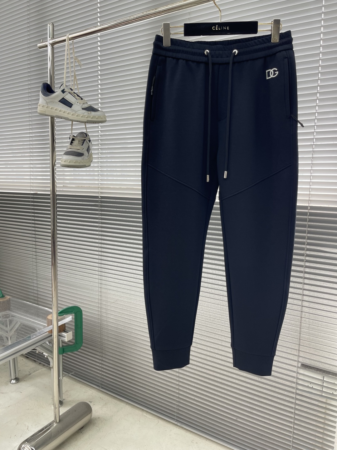 -DG 25fw新款休闲卫裤简约Logo前后呼应，简单大气设计理念，松紧腰、面料非常舒适细腻 亲肤透气。