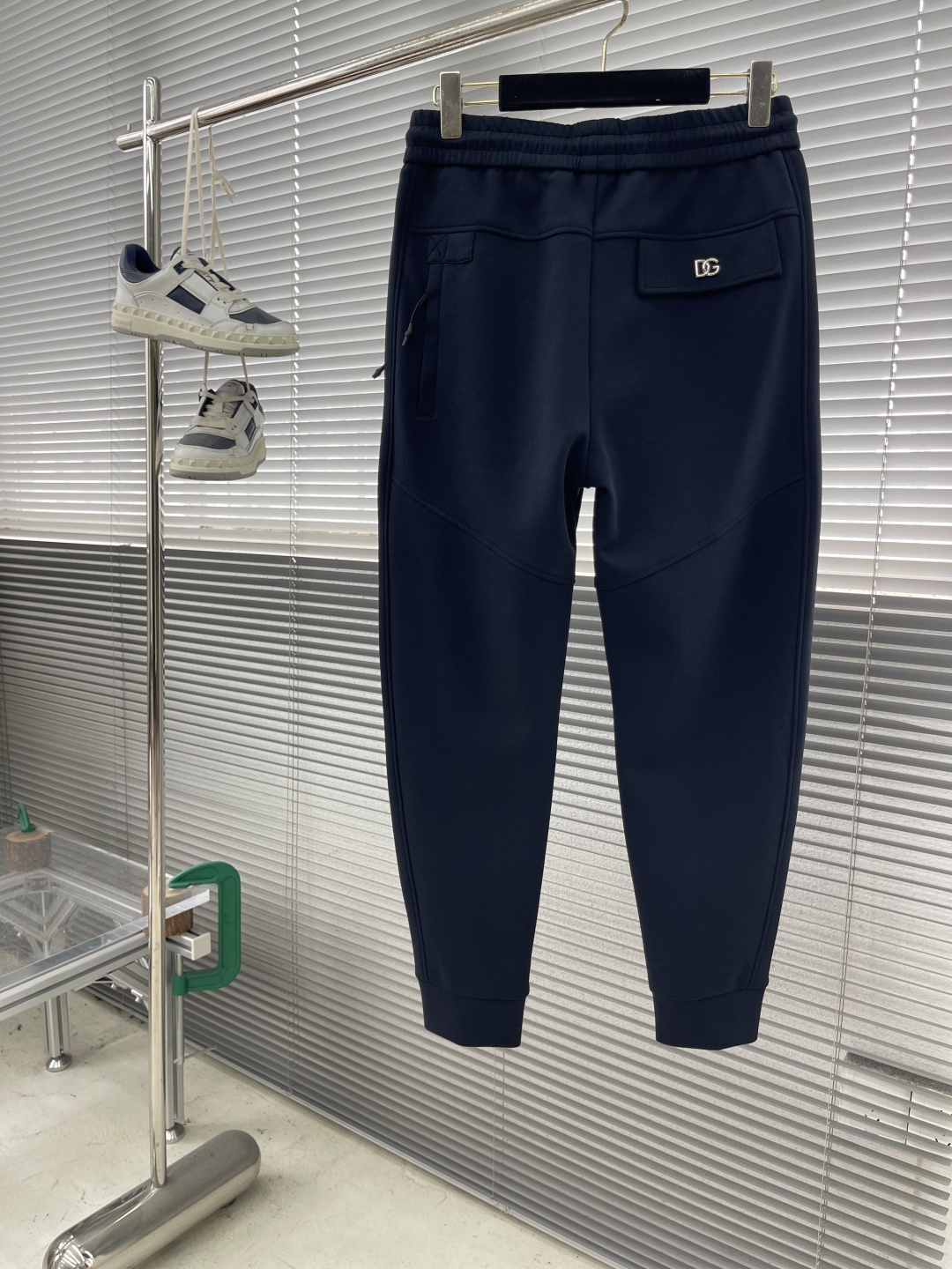 -DG 25fw新款休闲卫裤简约Logo前后呼应，简单大气设计理念，松紧腰、面料非常舒适细腻 亲肤透气。