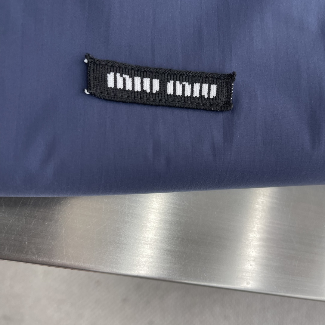 -MIUMIU 饰贴布绣双面穿夹克选用功能性的府绸（Ponge）面料，采用高经密，低纬密的织法，每英寸的