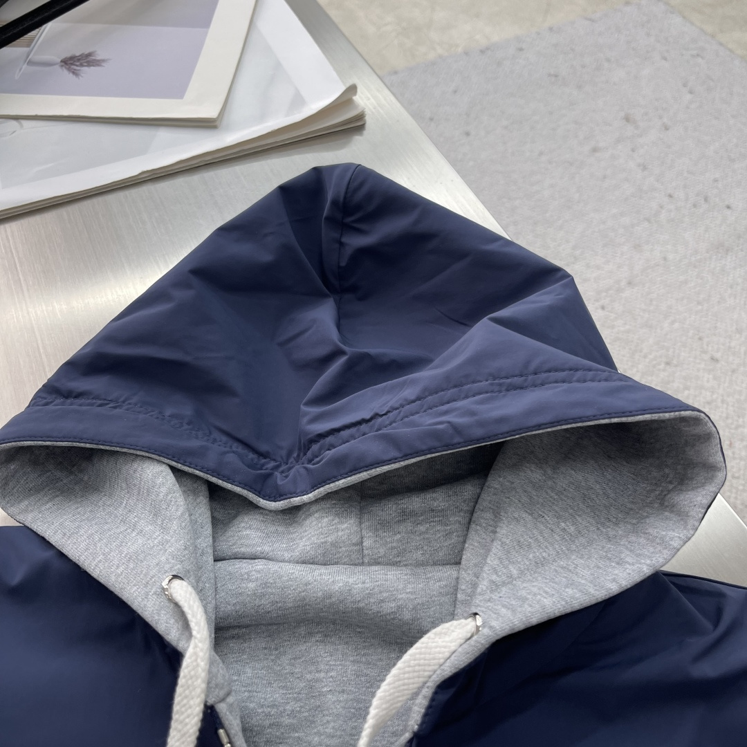 -MIUMIU 饰贴布绣双面穿夹克选用功能性的府绸（Ponge）面料，采用高经密，低纬密的织法，每英寸的