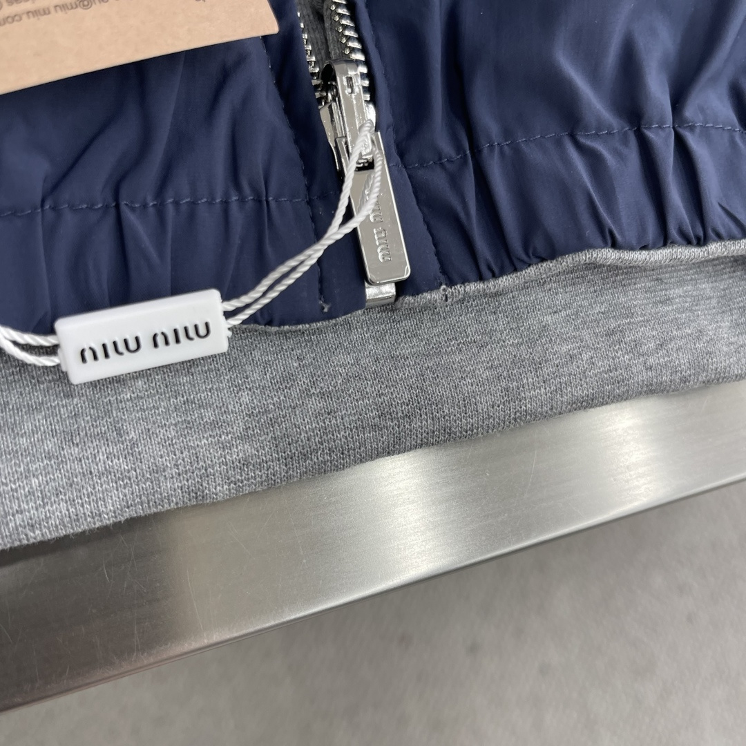 -MIUMIU 饰贴布绣双面穿夹克选用功能性的府绸（Ponge）面料，采用高经密，低纬密的织法，每英寸的