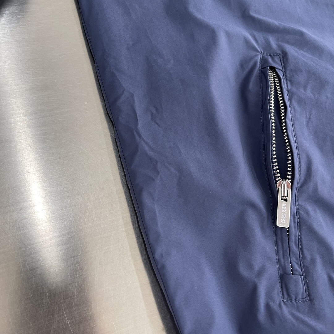 -MIUMIU 饰贴布绣双面穿夹克选用功能性的府绸（Ponge）面料，采用高经密，低纬密的织法，每英寸的