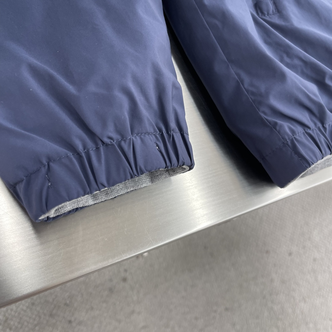 -MIUMIU 饰贴布绣双面穿夹克选用功能性的府绸（Ponge）面料，采用高经密，低纬密的织法，每英寸的