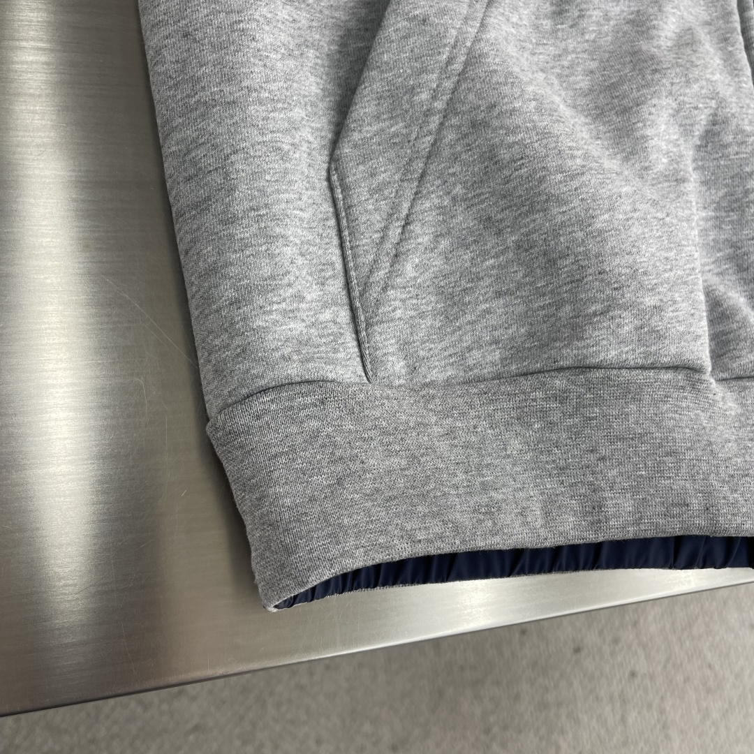 -MIUMIU 饰贴布绣双面穿夹克选用功能性的府绸（Ponge）面料，采用高经密，低纬密的织法，每英寸的