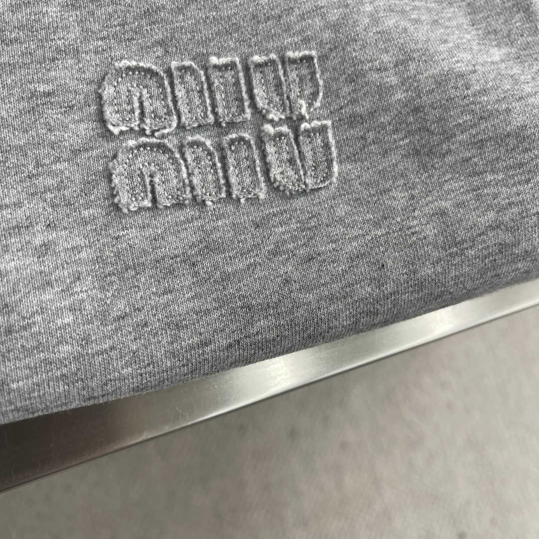 -MIUMIU 饰贴布绣双面穿夹克选用功能性的府绸（Ponge）面料，采用高经密，低纬密的织法，每英寸的