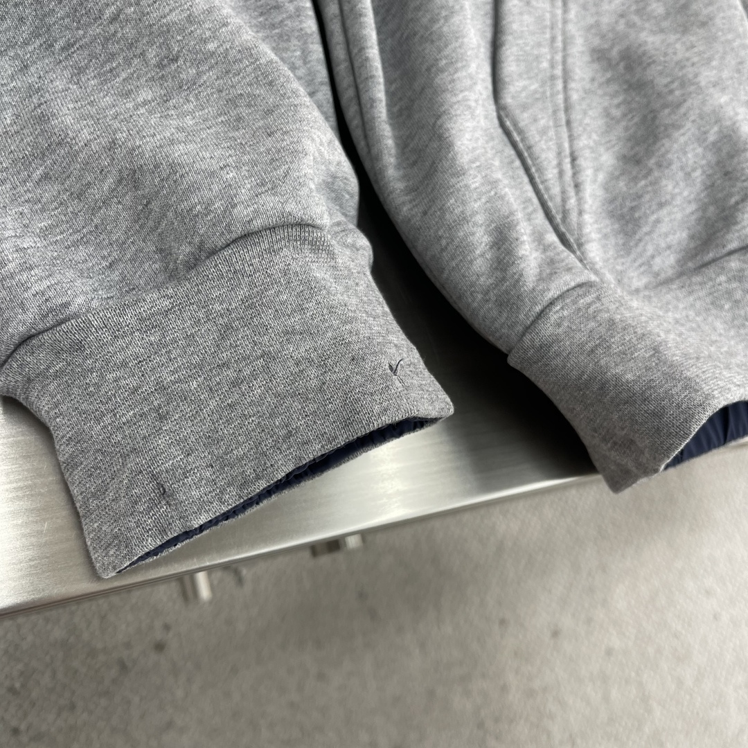 -MIUMIU 饰贴布绣双面穿夹克选用功能性的府绸（Ponge）面料，采用高经密，低纬密的织法，每英寸的