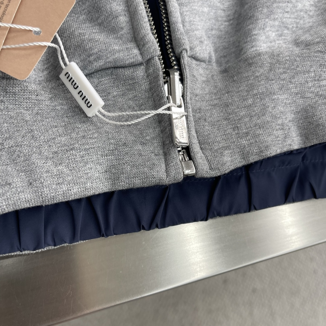 -MIUMIU 饰贴布绣双面穿夹克选用功能性的府绸（Ponge）面料，采用高经密，低纬密的织法，每英寸的