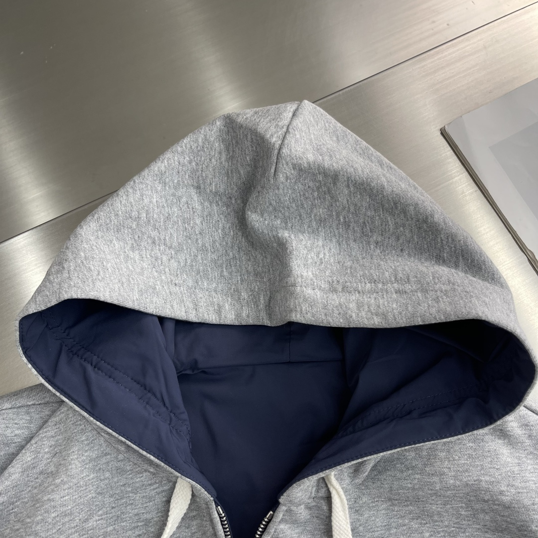 -MIUMIU 饰贴布绣双面穿夹克选用功能性的府绸（Ponge）面料，采用高经密，低纬密的织法，每英寸的