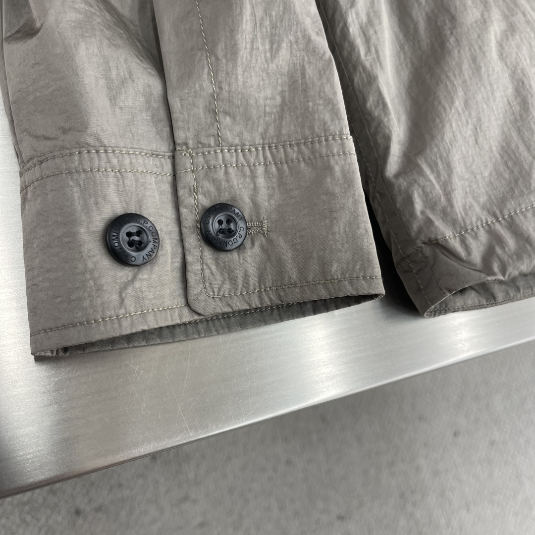 -CP.COMPANY，专柜同步，男士必备款 CP经典夹克 特殊高密记忆面料，具备透气且防风功能 上身体