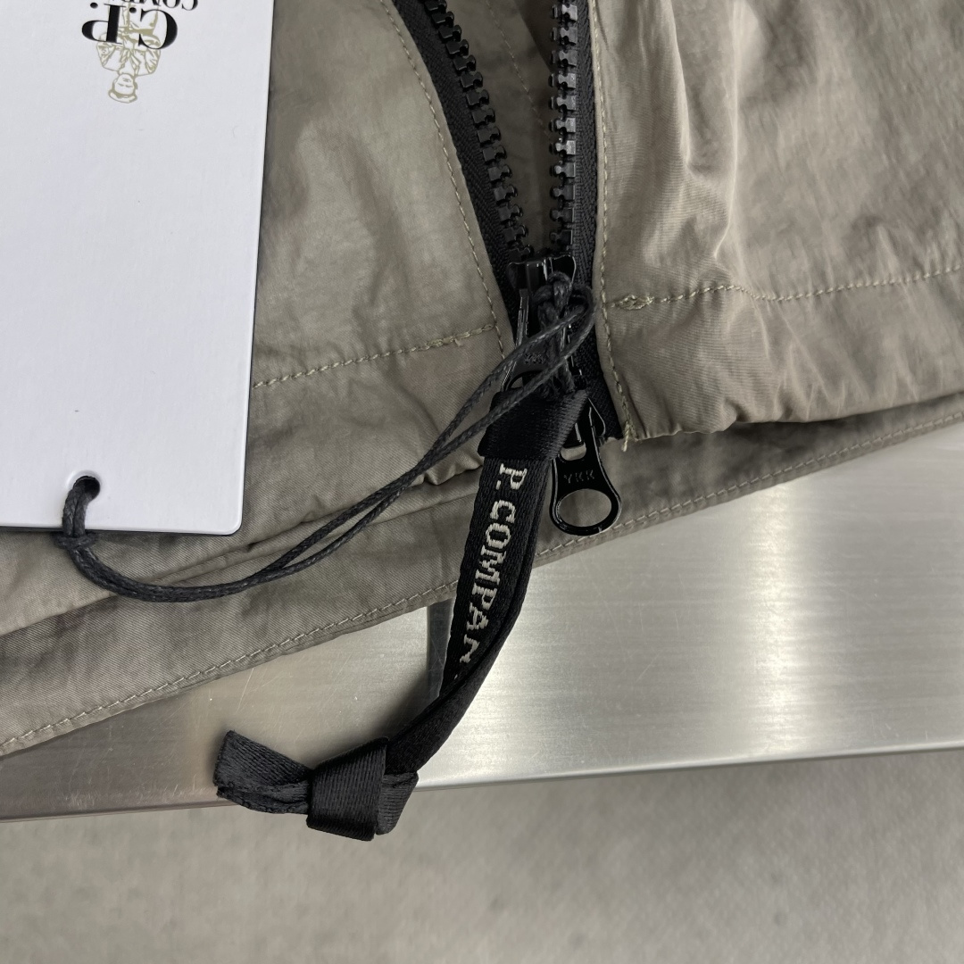 -CP.COMPANY，专柜同步，男士必备款 CP经典夹克 特殊高密记忆面料，具备透气且防风功能 上身体