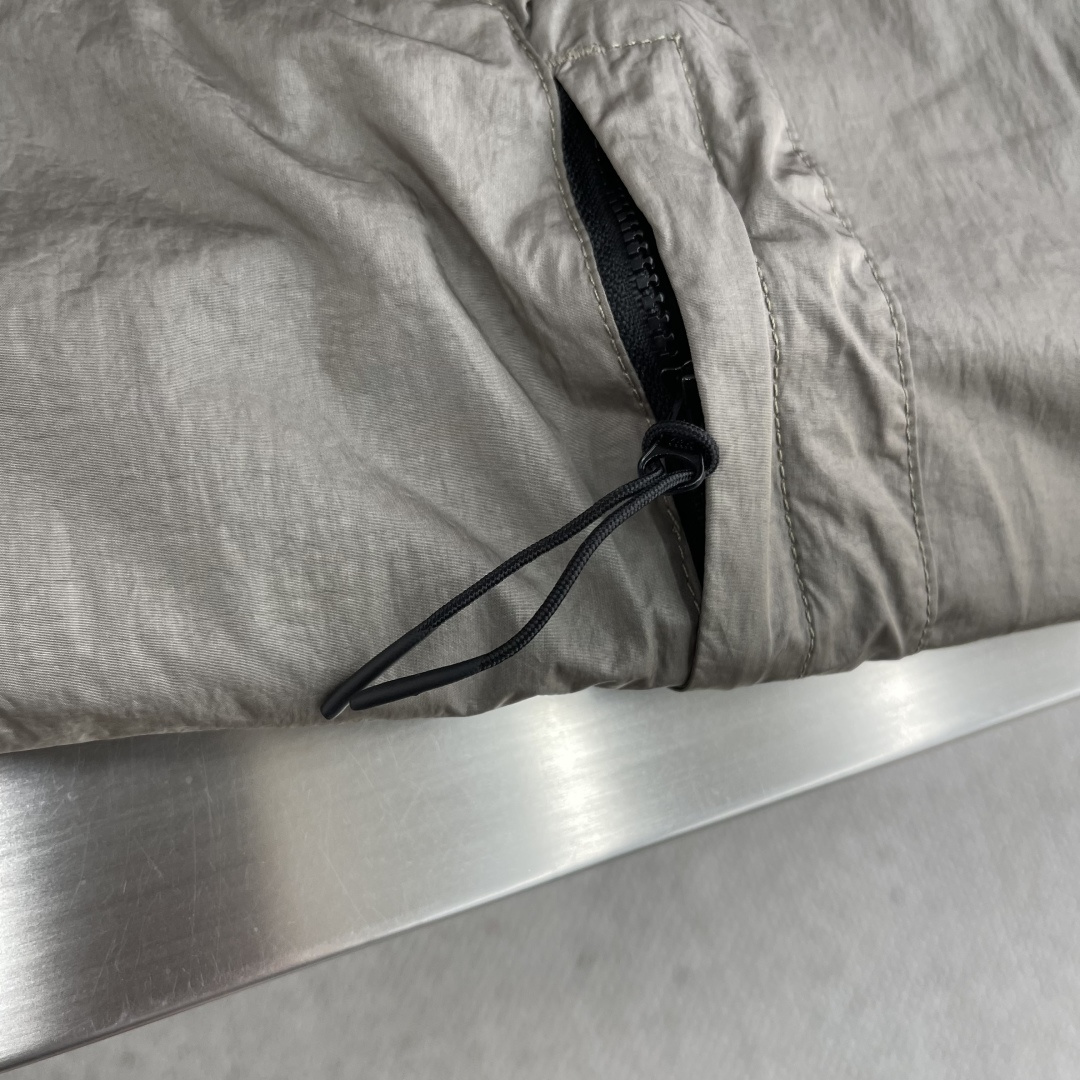 -CP.COMPANY，专柜同步，男士必备款 CP经典夹克 特殊高密记忆面料，具备透气且防风功能 上身体