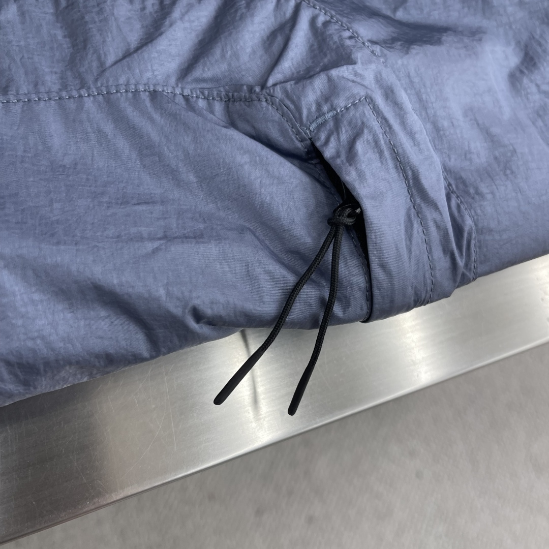 -CP.COMPANY，专柜同步，男士必备款 CP经典夹克 特殊高密记忆面料，具备透气且防风功能 上身体