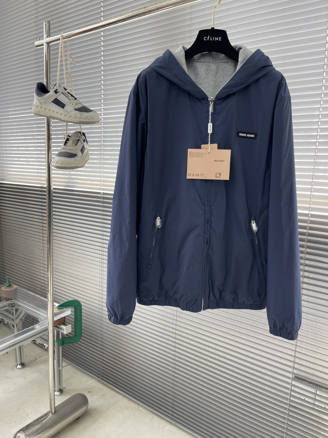 -MIUMIU 饰贴布绣双面穿夹克选用功能性的府绸（Ponge）面料，采用高经密，低纬密的织法，每英寸的