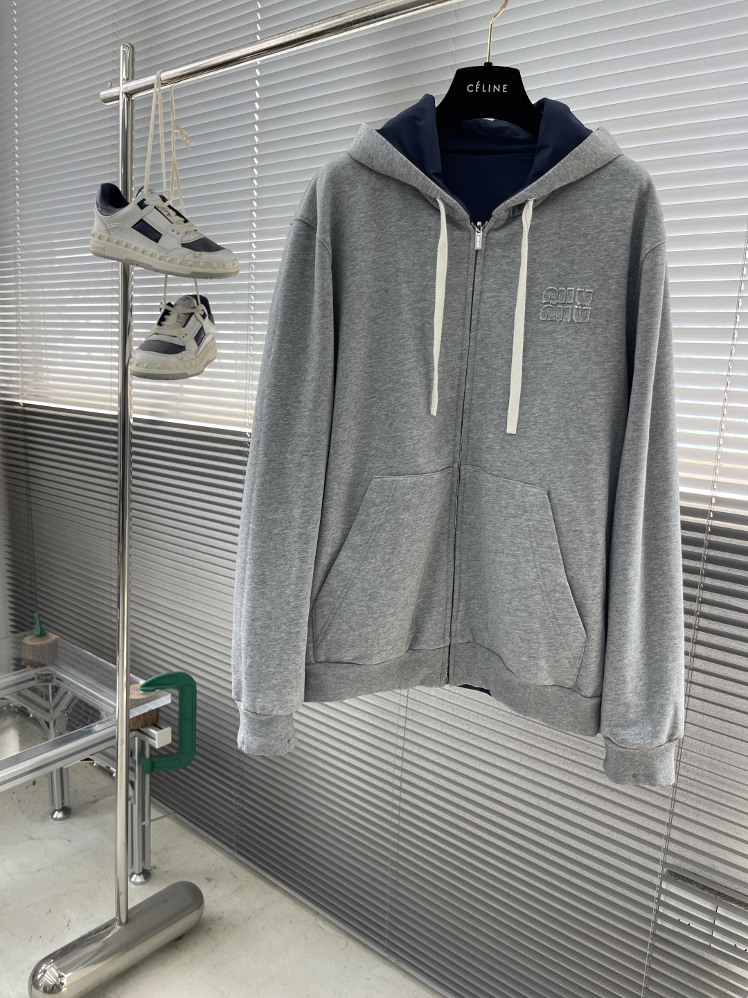 -MIUMIU 饰贴布绣双面穿夹克选用功能性的府绸（Ponge）面料，采用高经密，低纬密的织法，每英寸的