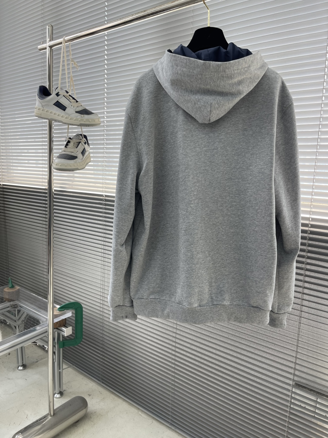 -MIUMIU 饰贴布绣双面穿夹克选用功能性的府绸（Ponge）面料，采用高经密，低纬密的织法，每英寸的