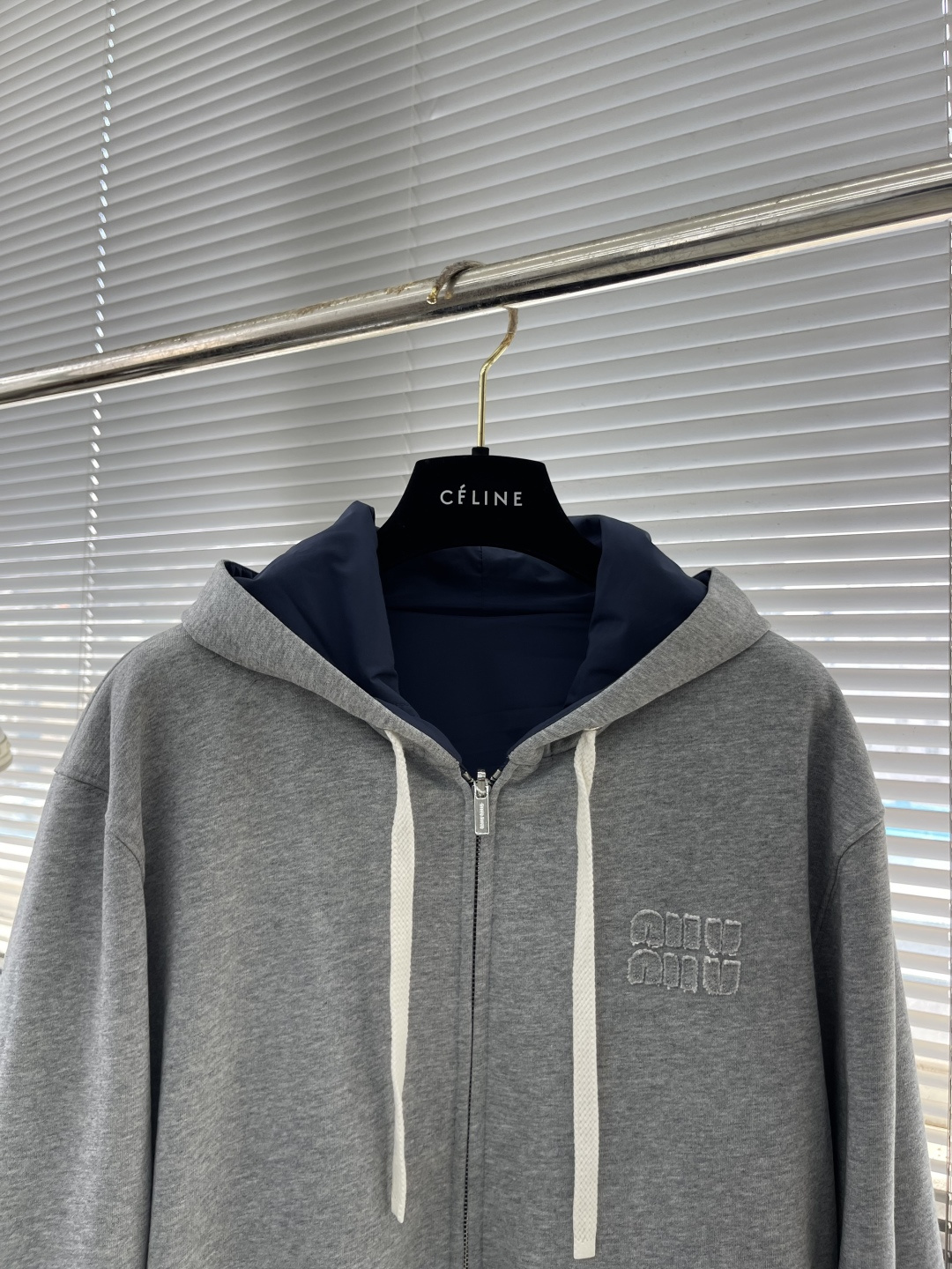 -MIUMIU 饰贴布绣双面穿夹克选用功能性的府绸（Ponge）面料，采用高经密，低纬密的织法，每英寸的