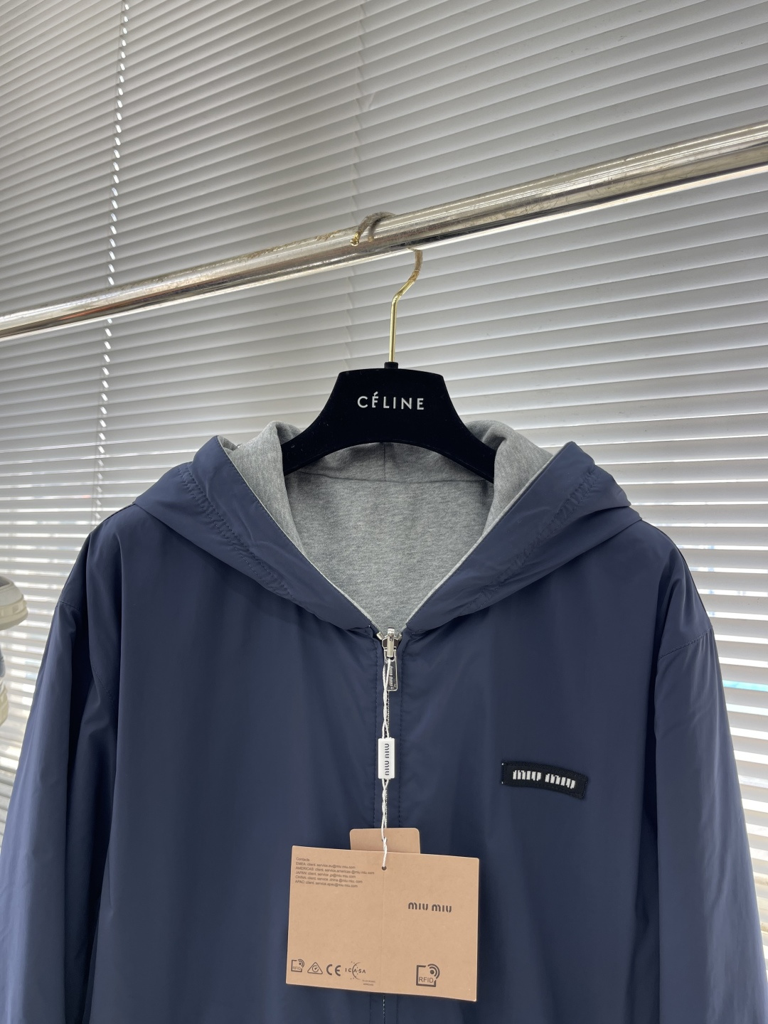 -MIUMIU 饰贴布绣双面穿夹克选用功能性的府绸（Ponge）面料，采用高经密，低纬密的织法，每英寸的