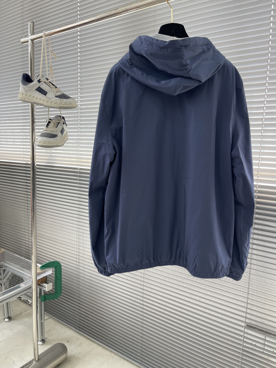 -MIUMIU 饰贴布绣双面穿夹克选用功能性的府绸（Ponge）面料，采用高经密，低纬密的织法，每英寸的