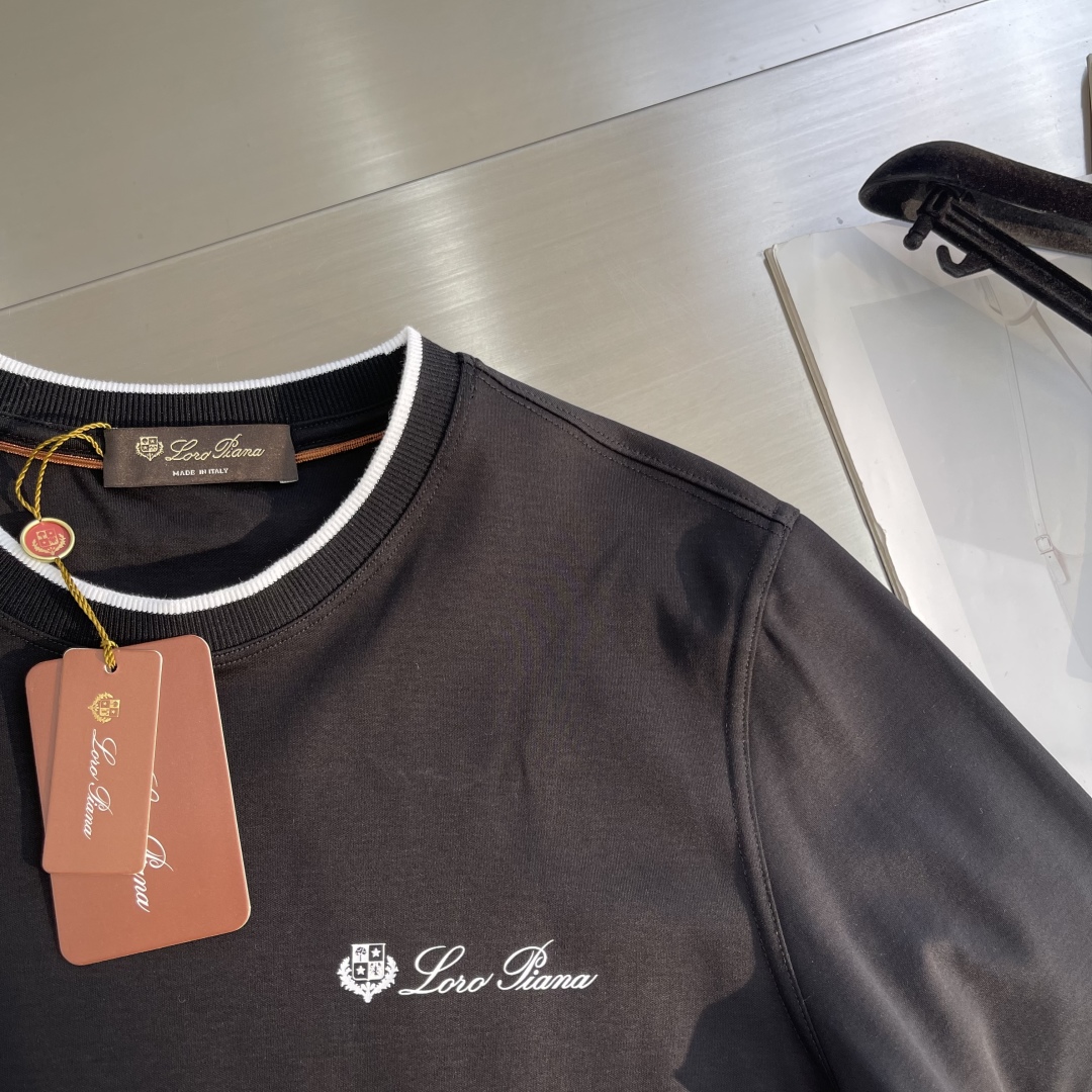 -Kiton 秋季经典品牌字母刺绣logo圆领长袖T恤打底衫，品牌经典logo刺绣设计简洁易于搭配，刺绣