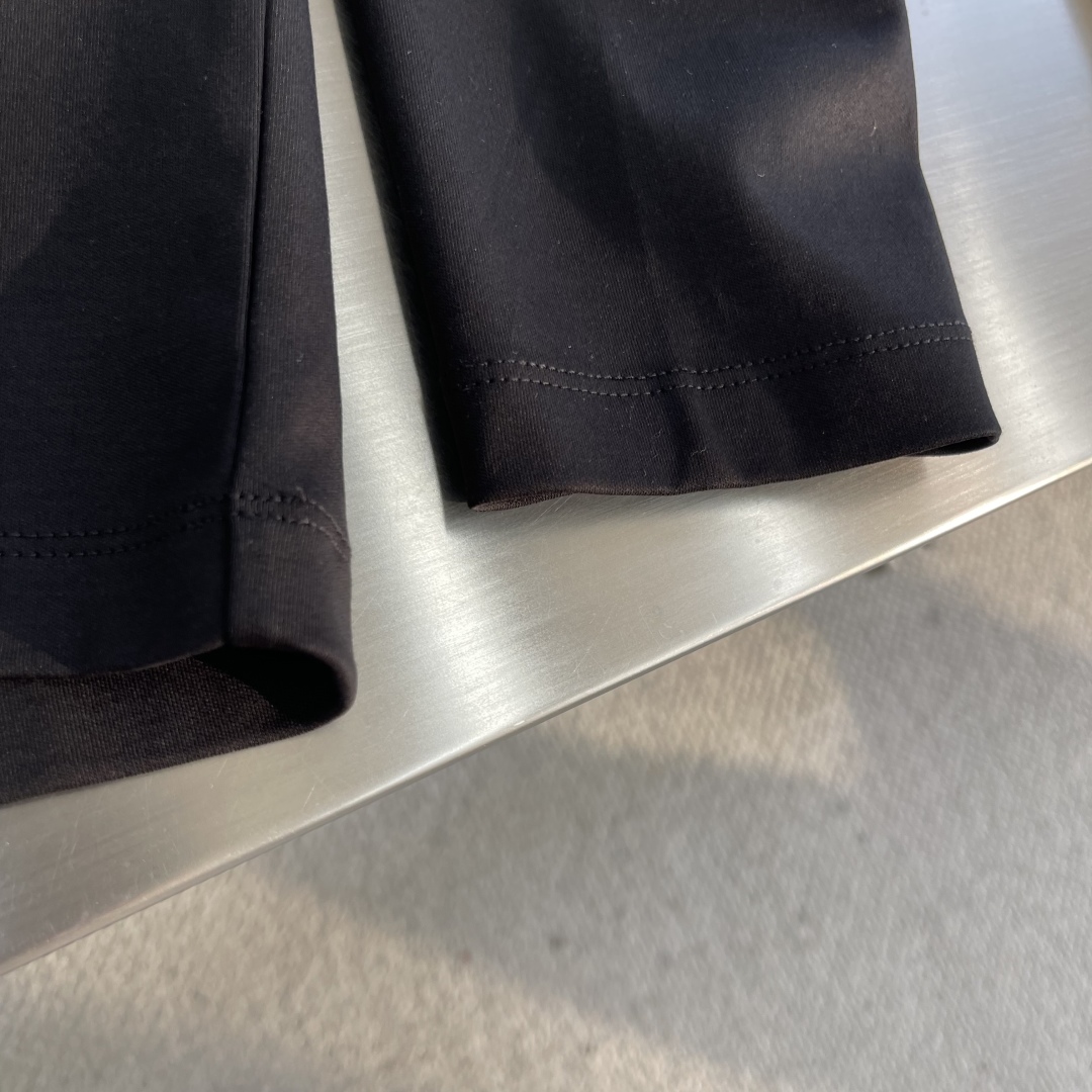 -Kiton 秋季经典品牌字母刺绣logo圆领长袖T恤打底衫，品牌经典logo刺绣设计简洁易于搭配，刺绣