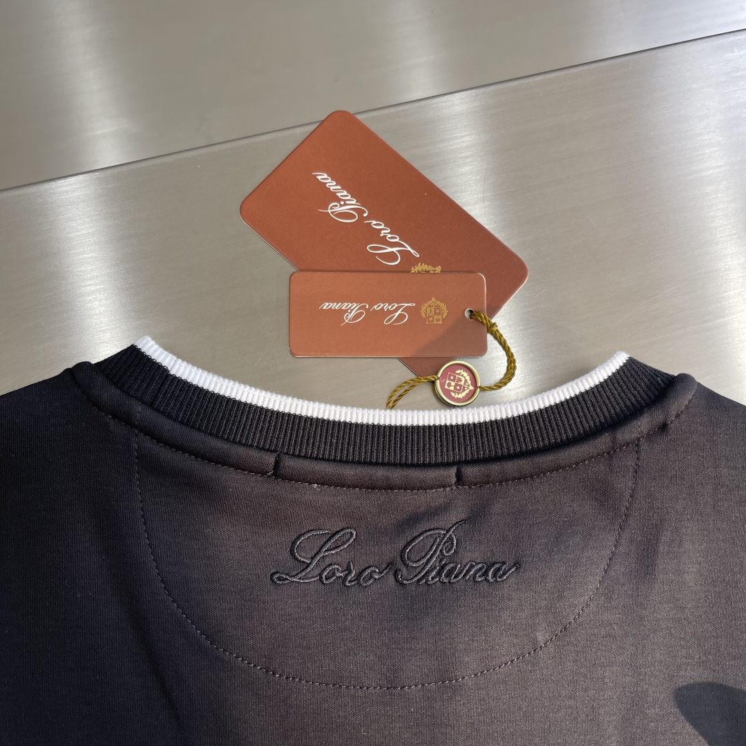 -Kiton 秋季经典品牌字母刺绣logo圆领长袖T恤打底衫，品牌经典logo刺绣设计简洁易于搭配，刺绣