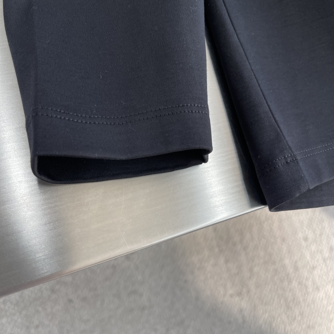 -Kiton 秋季经典品牌字母刺绣logo圆领长袖T恤打底衫，品牌经典logo刺绣设计简洁易于搭配，刺绣