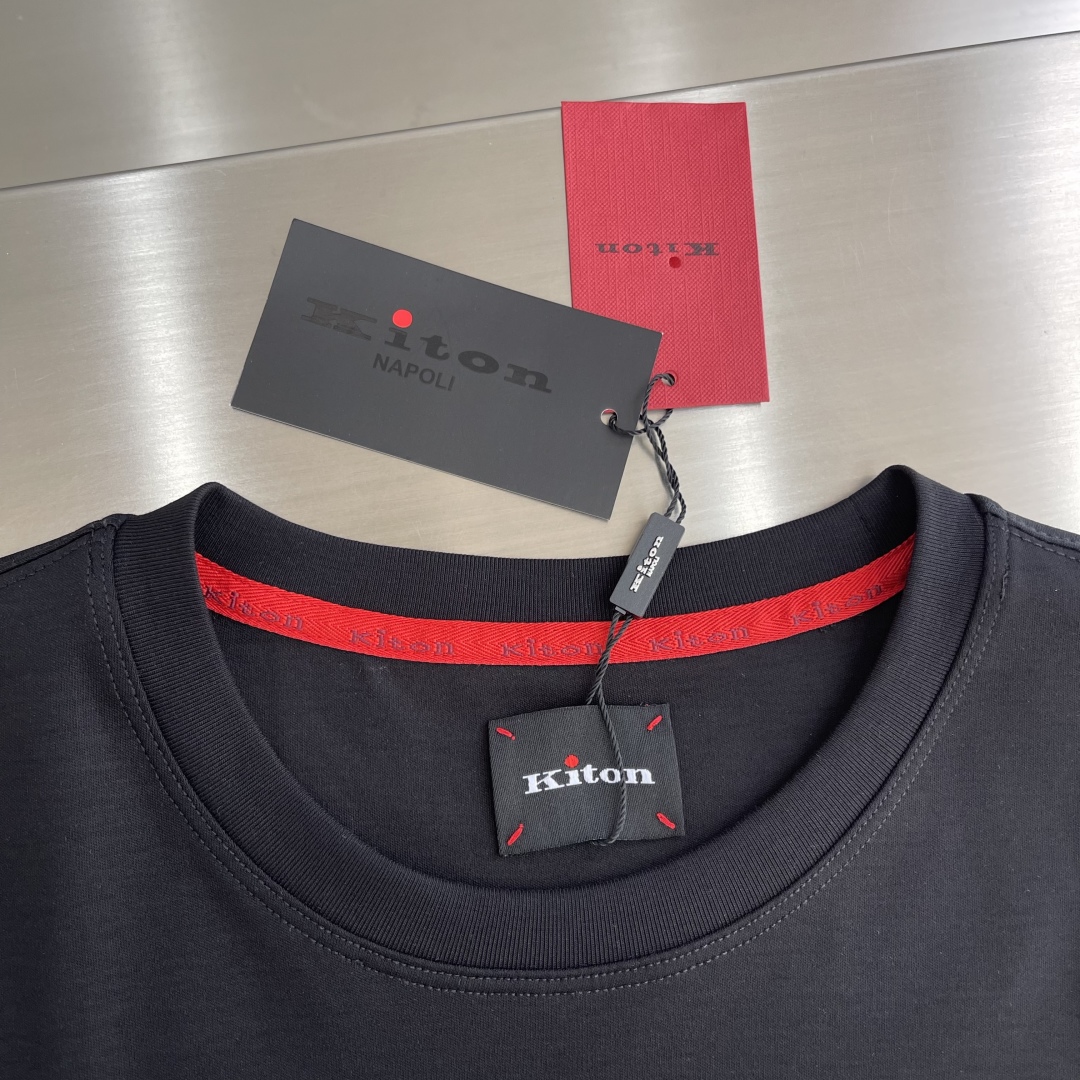 -Kiton 秋季经典品牌字母刺绣logo圆领长袖T恤打底衫，品牌经典logo刺绣设计简洁易于搭配，刺绣