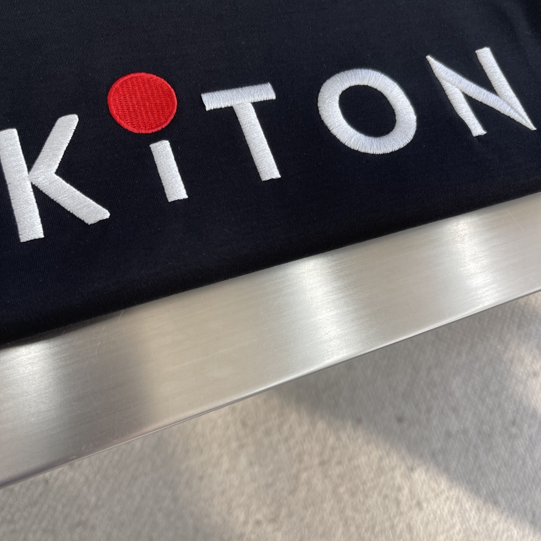 -Kiton 秋季经典品牌字母刺绣logo圆领长袖T恤打底衫，品牌经典logo刺绣设计简洁易于搭配，刺绣