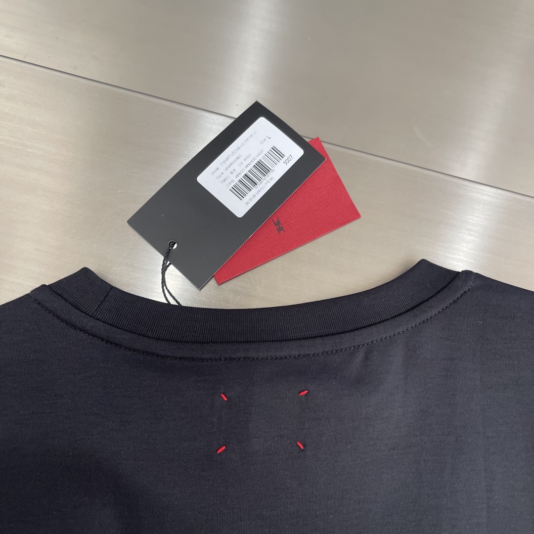 -Kiton 秋季经典品牌字母刺绣logo圆领长袖T恤打底衫，品牌经典logo刺绣设计简洁易于搭配，刺绣