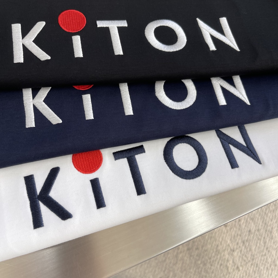 -Kiton 秋季经典品牌字母刺绣logo圆领长袖T恤打底衫，品牌经典logo刺绣设计简洁易于搭配，刺绣