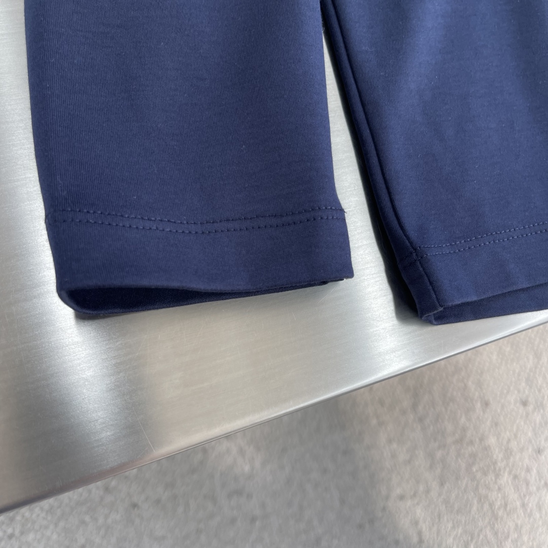 -Kiton 秋季经典品牌字母刺绣logo圆领长袖T恤打底衫，品牌经典logo刺绣设计简洁易于搭配，刺绣