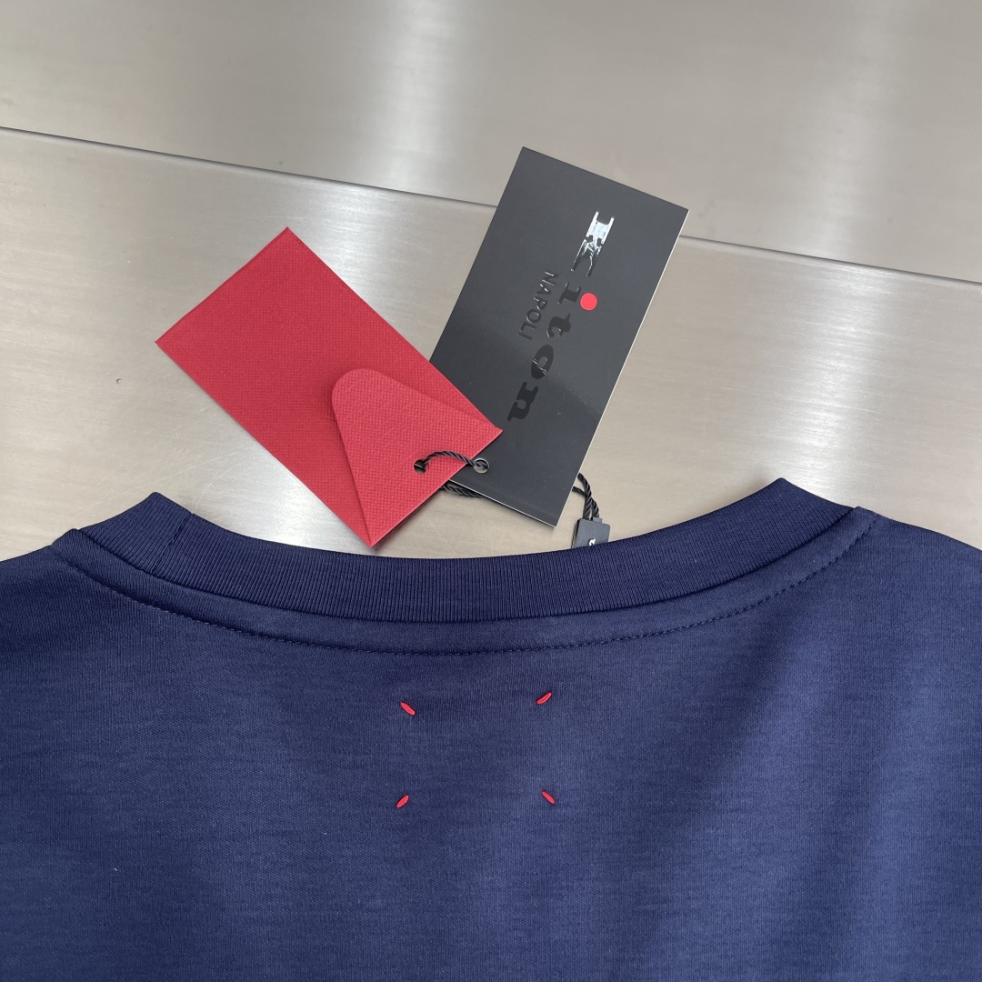-Kiton 秋季经典品牌字母刺绣logo圆领长袖T恤打底衫，品牌经典logo刺绣设计简洁易于搭配，刺绣