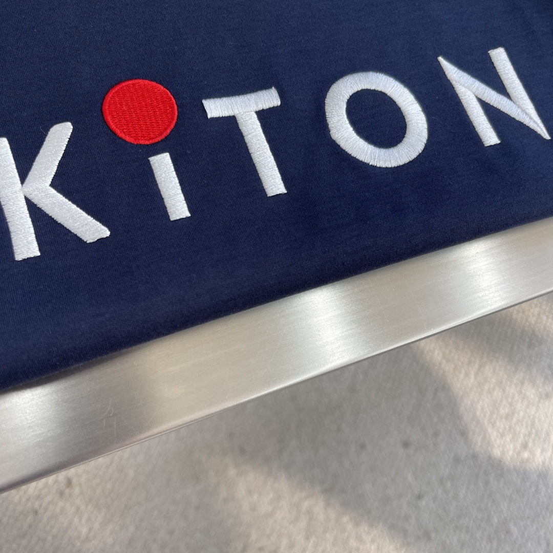 -Kiton 秋季经典品牌字母刺绣logo圆领长袖T恤打底衫，品牌经典logo刺绣设计简洁易于搭配，刺绣