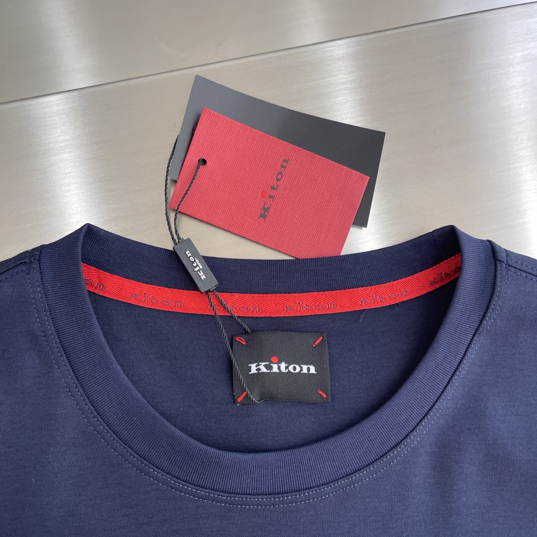 -Kiton 秋季经典品牌字母刺绣logo圆领长袖T恤打底衫，品牌经典logo刺绣设计简洁易于搭配，刺绣
