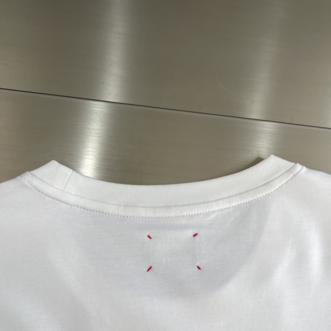 -Kiton 秋季经典品牌字母刺绣logo圆领长袖T恤打底衫，品牌经典logo刺绣设计简洁易于搭配，刺绣