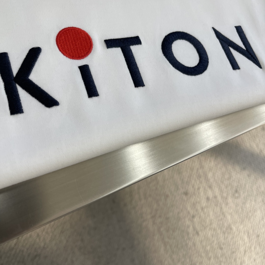 -Kiton 秋季经典品牌字母刺绣logo圆领长袖T恤打底衫，品牌经典logo刺绣设计简洁易于搭配，刺绣