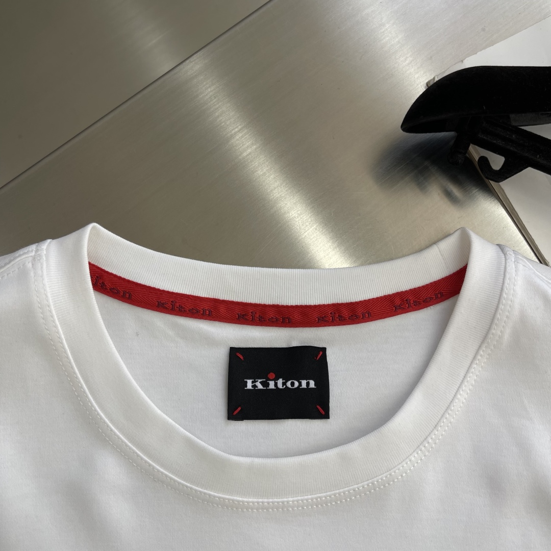 -Kiton 秋季经典品牌字母刺绣logo圆领长袖T恤打底衫，品牌经典logo刺绣设计简洁易于搭配，刺绣