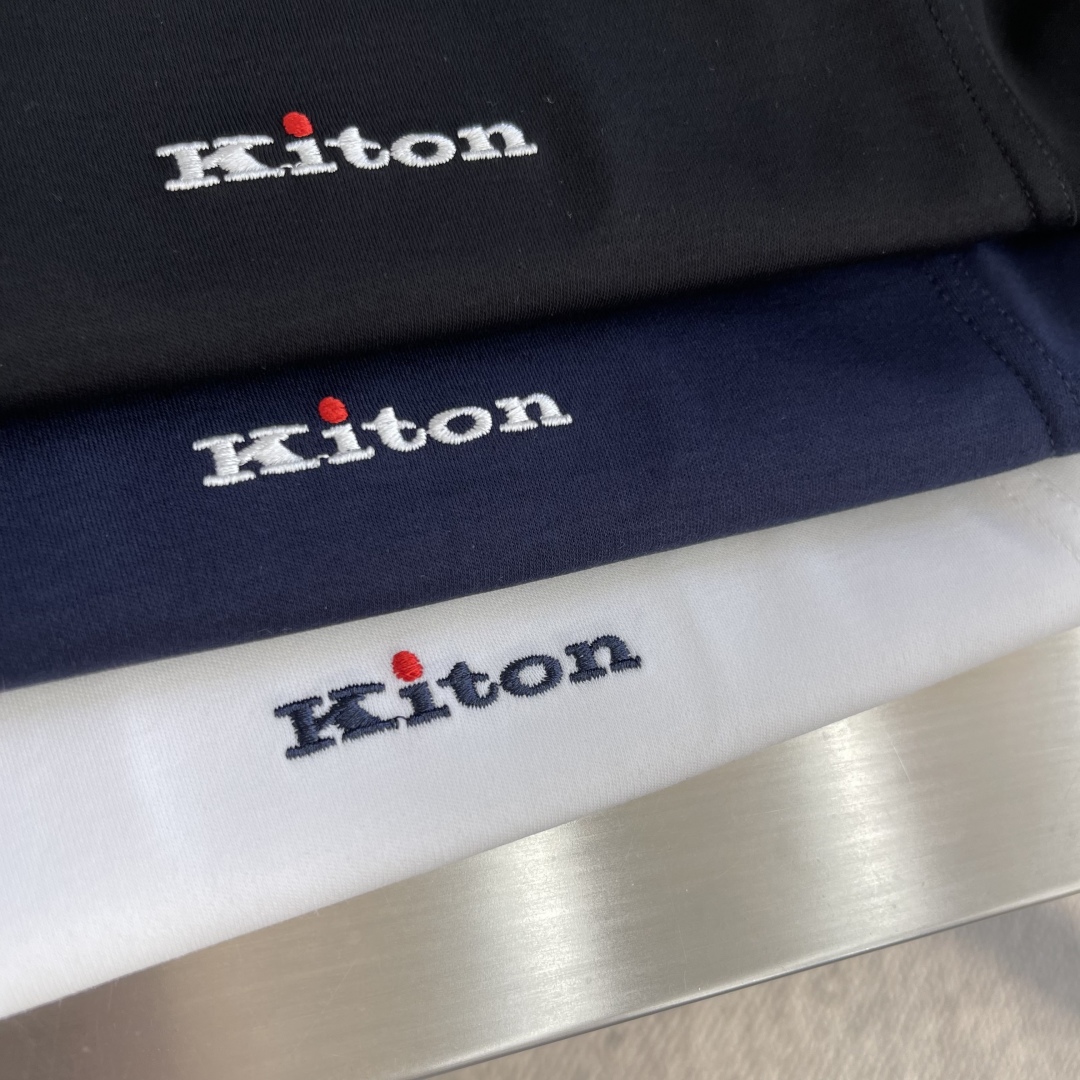 -Kiton 秋季经典品牌字母刺绣logo圆领长袖T恤打底衫，品牌经典logo刺绣设计简洁易于搭配，刺绣